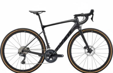 Gravel bike by RockVelo Giant Carbon Defy